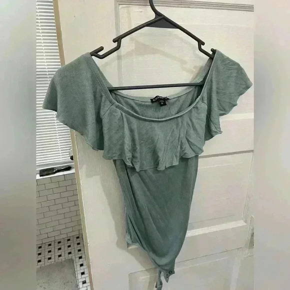 Express pastel sage green ruffled body suit ribbed texture size xs - Picture 1 of 7